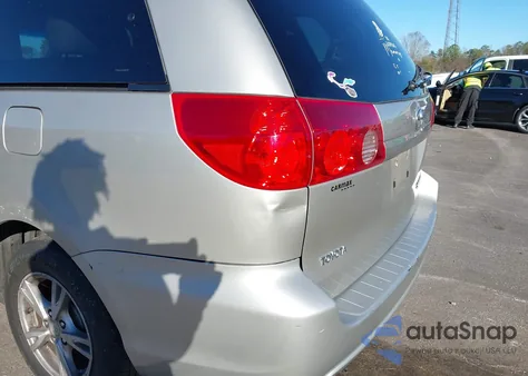 2010 Toyota Sienna Le z USA, uszkodzony, nr VIN 5TDKK4CC5AS304570